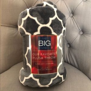 NWT Kohls The Big One Blanket Throw